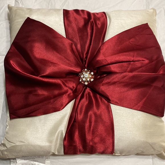 Set of 2 square 15” beautiful bow pillows with a center jewel. - Picture 3 of 5